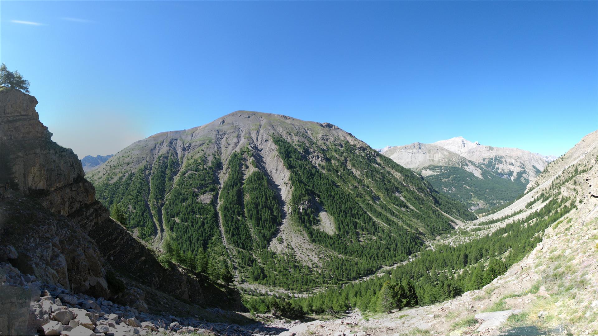 Vue panoramique du site prise depuis le versant nord Vue panoramique du site prise depuis le versant nord